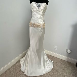 Wedding dress. Maggie Sottero